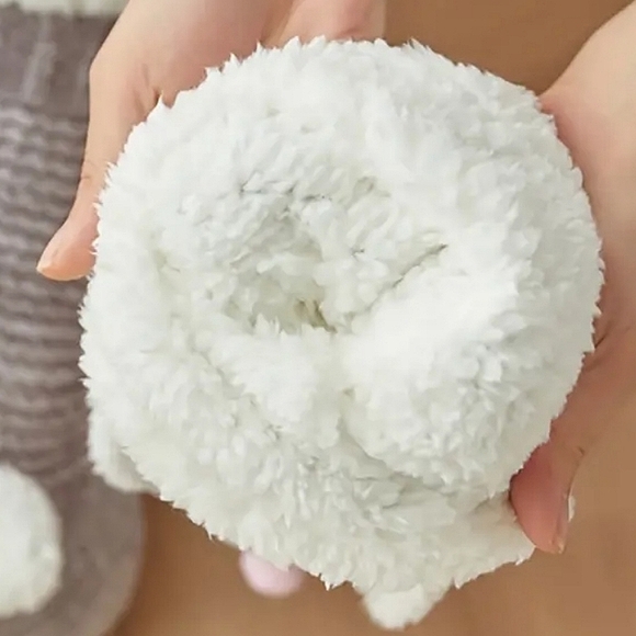 🍒NWT🍒 SNOW BUNNY NONSLIP SLIPPER SOCKS - Picture 7 of 11